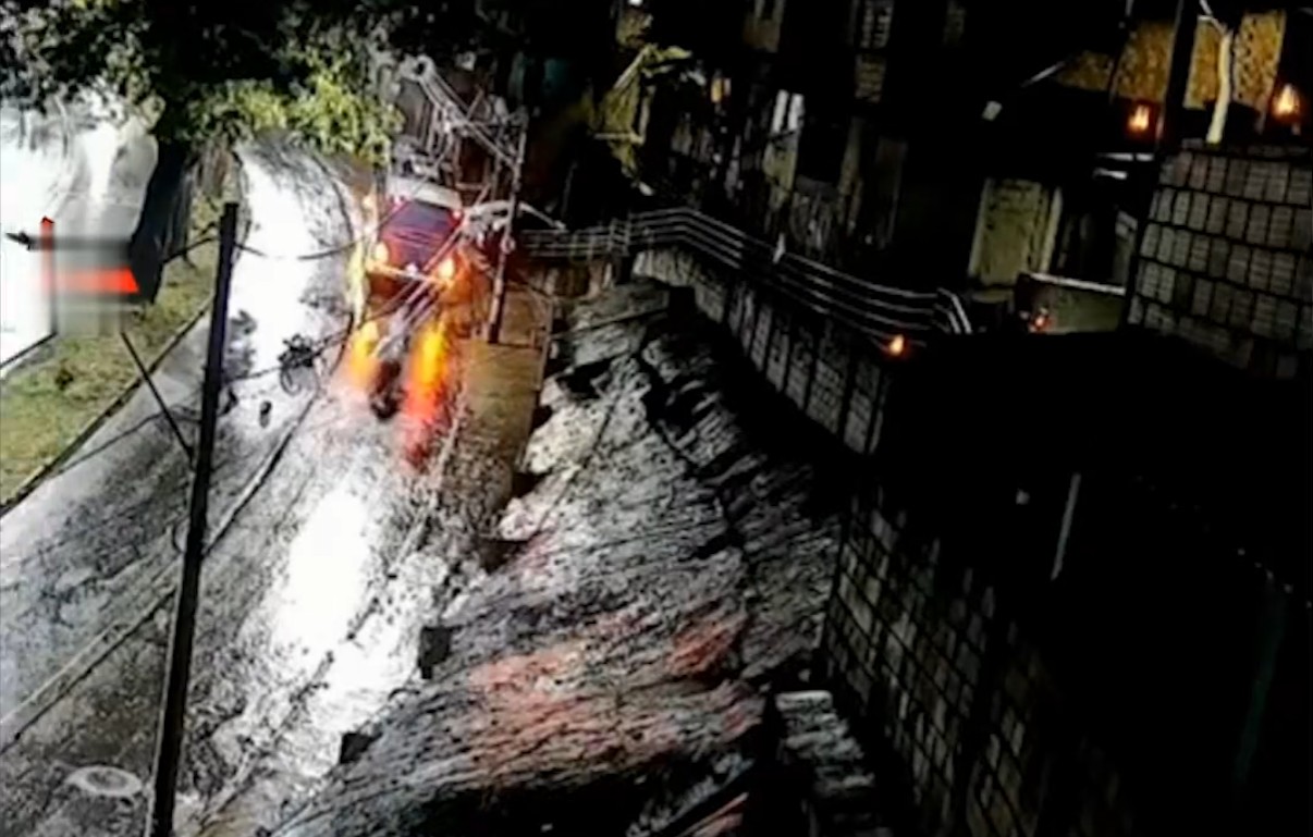 Jovem morre atropelado por ônibus após cair de moto em BH