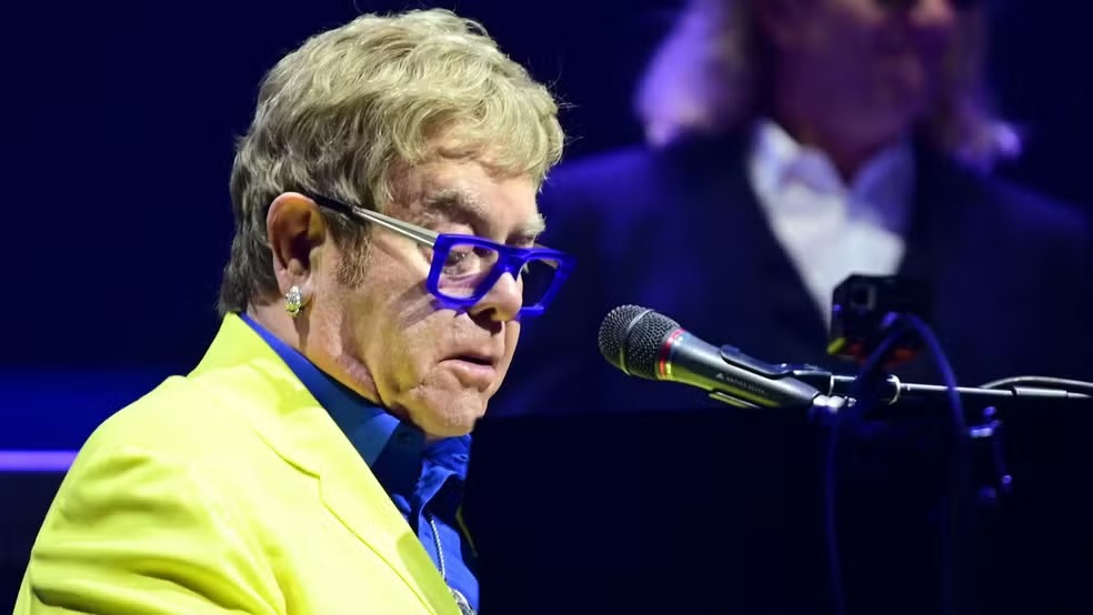  Aos 79 anos, Elton John cantou clássicos em apresentação de mais de duas horas