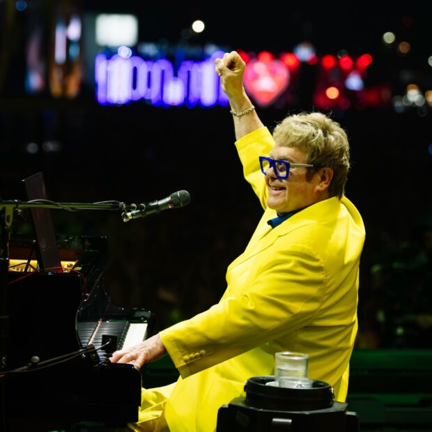 Elton John lotou a Cidade do Rock em seu único show no Brasil em 2026 e levou o público a cantar clássicos de mais de cinco décadas de carreira - Reprodução Instagram