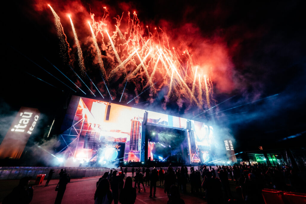 Depois de encerrar sua turnê de despedida em 2023, Elton John voltou aos palcos no Brasil e transformou sua apresentação no Rock in Rio em uma noite histórica.