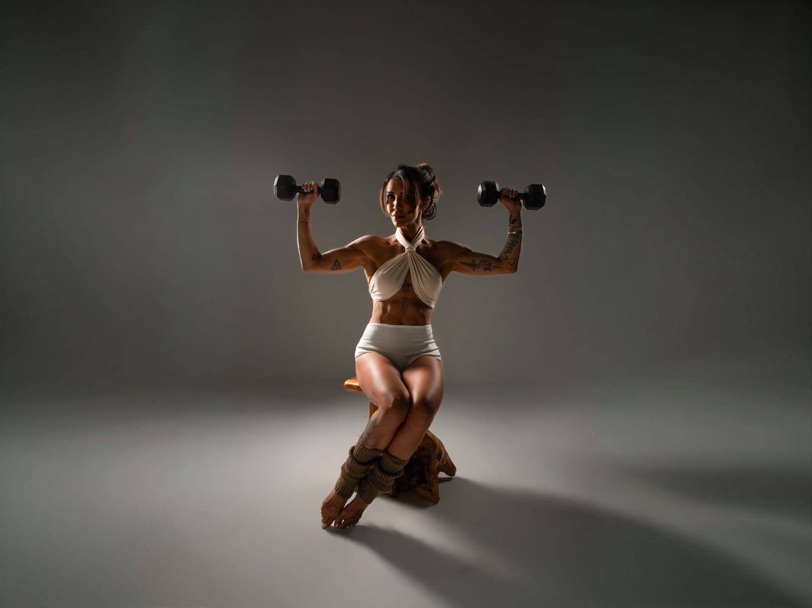Personal trainer Carol Macedo redefine treino feminino dos 40+