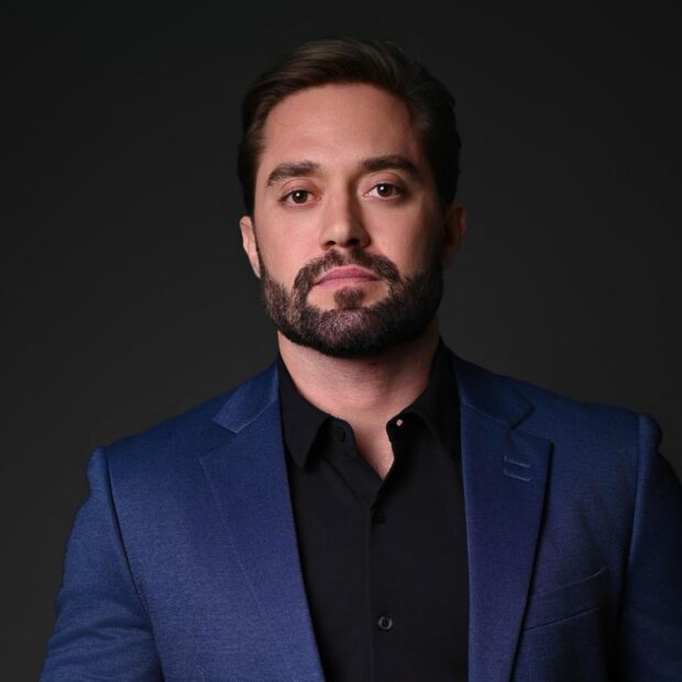 Lucas Congo, fundador do Grupo Platina 8, construiu sua trajetória no comércio exterior entre a formação acadêmica, uma experiência na China e a atuação empresarial no Brasil.