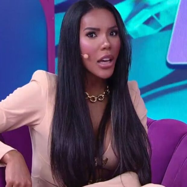 Carol Lekker estaria deixando o Fofocalizando após poucos meses na atração do SBT, com insatisfação salarial apontada como motivo para a decisão.