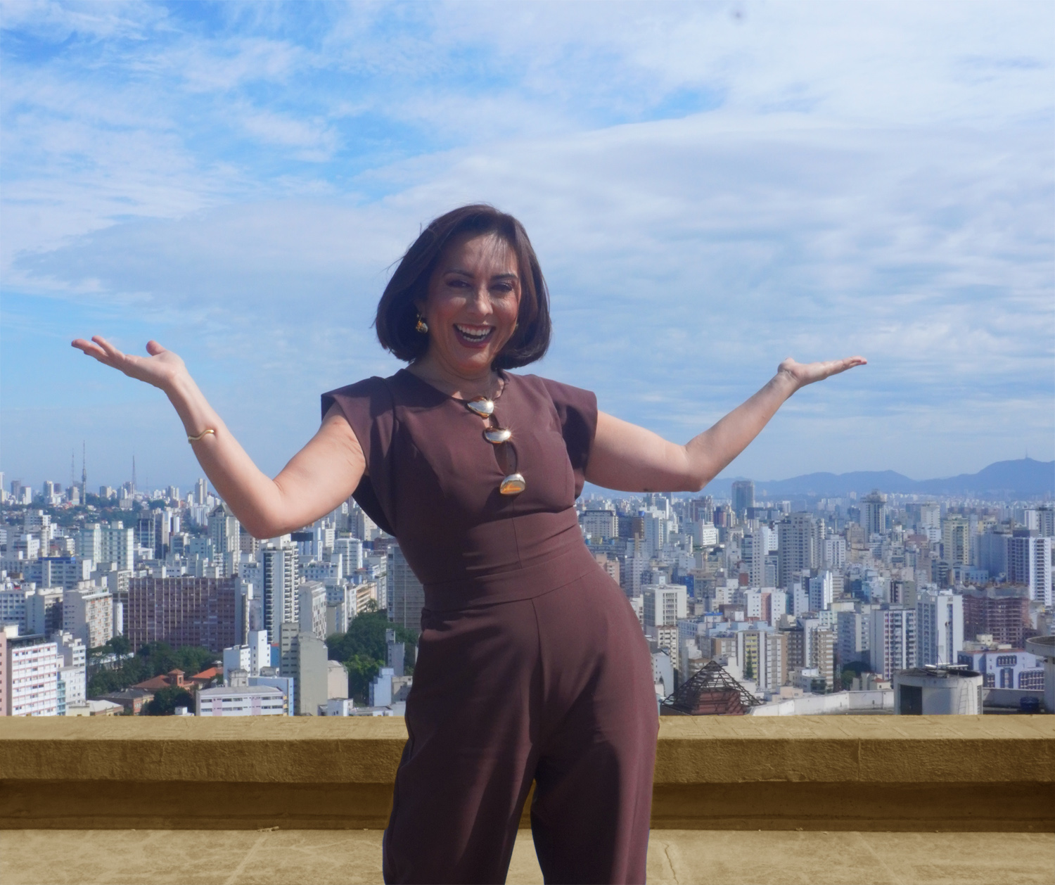 Katiuzia Rios assume o comando de “Vizinhos em Guerra”, novo reality da RedeTV! que acompanha conflitos reais de convivência entre moradores - Créditos: Divulgação RedeTV!