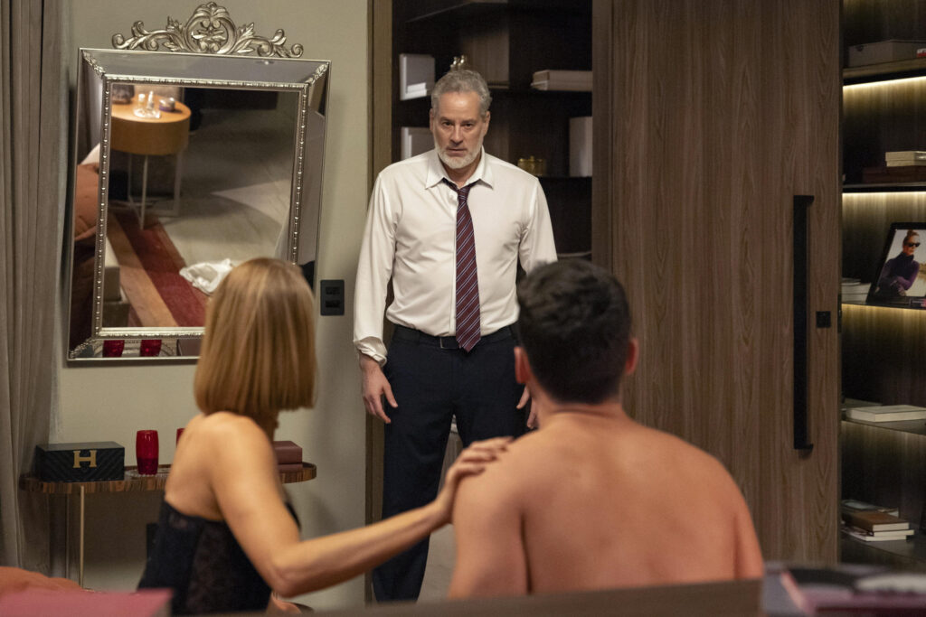 André assume que ama Dora diante de Ademir, que reage à descoberta partindo para cima do sobrinho em Quem Ama Cuida - Globo/ Manoella Mello