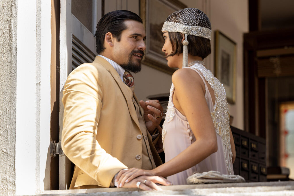 Virginia (Theresa Fonseca) anuncia a gravidez a Mirinho (Nicolas Prattes), que sente tontura, Sebastião (João Fontenelle), Manoel (Daniel Rangel) e Diogenes (Danton Mello) ouvem surpresos, e ela conta ao pai que ele será avô.
Globo/ Angélica Goudinho