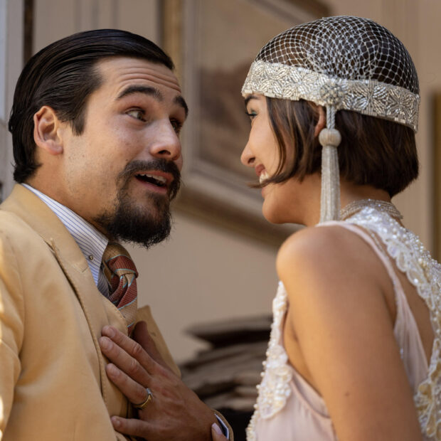 Virginia (Theresa Fonseca) anuncia a gravidez a Mirinho (Nicolas Prattes), que sente tontura, Sebastião (João Fontenelle), Manoel (Daniel Rangel) e Diogenes (Danton Mello) ouvem surpresos, e ela conta ao pai que ele será avô. Globo/ Angélica Goudinho