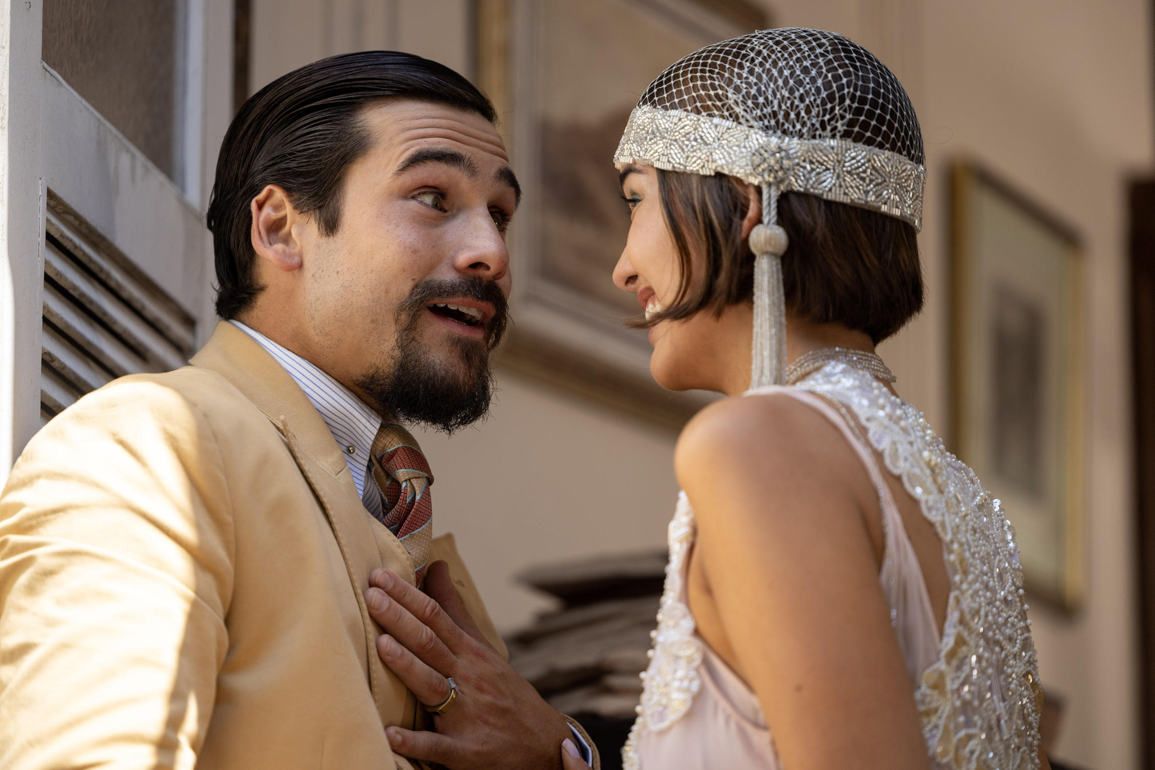 Virginia (Theresa Fonseca) anuncia a gravidez a Mirinho (Nicolas Prattes), que sente tontura, Sebastião (João Fontenelle), Manoel (Daniel Rangel) e Diogenes (Danton Mello) ouvem surpresos, e ela conta ao pai que ele será avô. Globo/ Angélica Goudinho