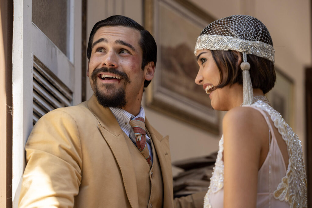 Virginia (Theresa Fonseca) anuncia a gravidez a Mirinho (Nicolas Prattes), que sente tontura, Sebastião (João Fontenelle), Manoel (Daniel Rangel) e Diogenes (Danton Mello) ouvem surpresos, e ela conta ao pai que ele será avô.
Globo/ Angélica Goudinho
