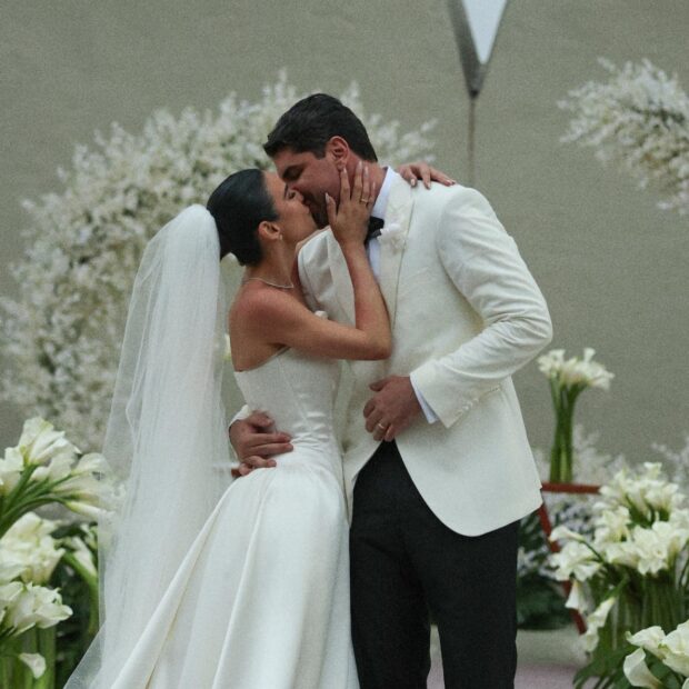 Julia Gama e Victor Oliveira celebraram o casamento para cerca de 600 convidados no Teatro L’Occitane, em Trancoso.