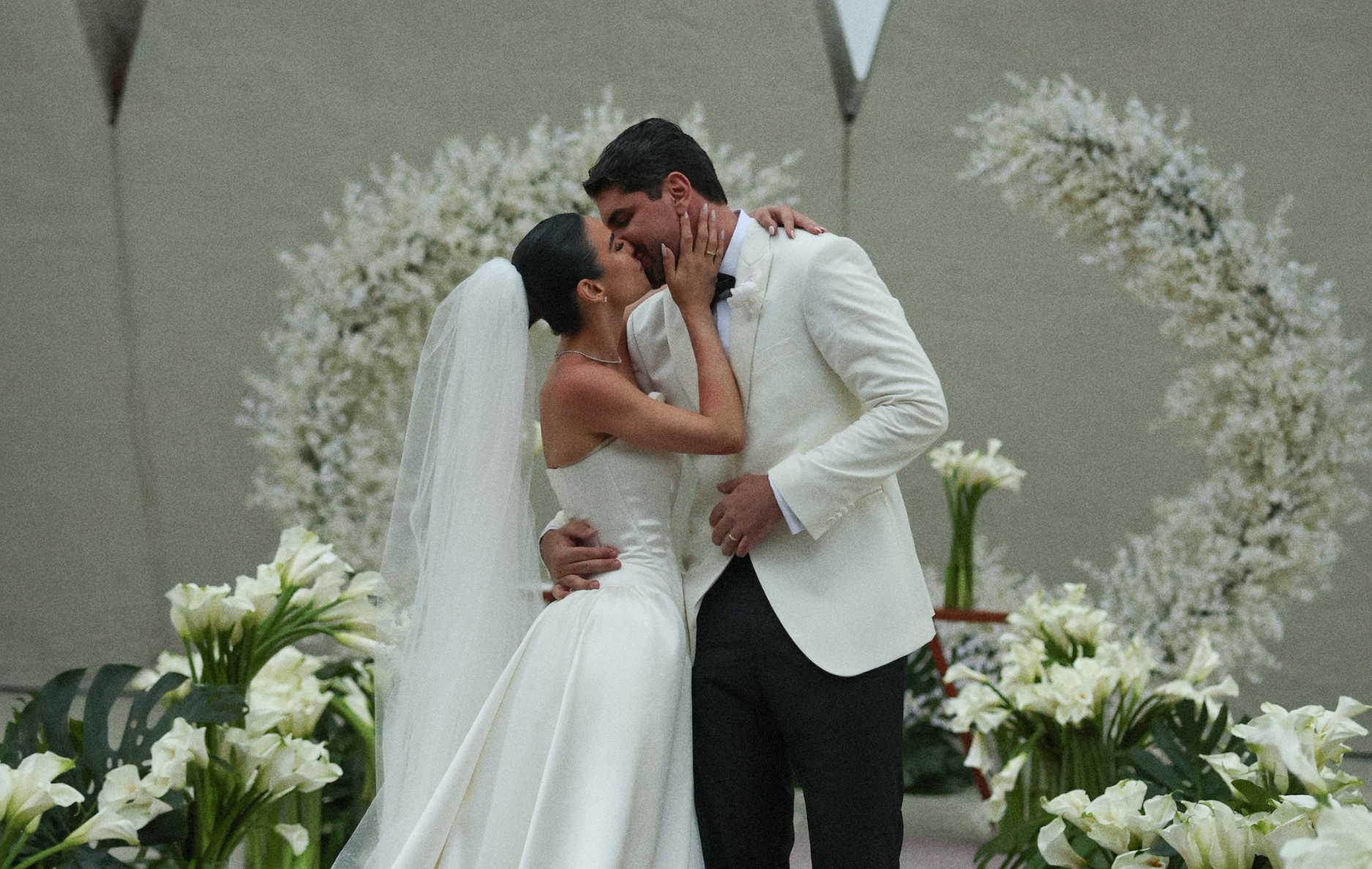 Julia Gama e Victor Oliveira celebraram o casamento para cerca de 600 convidados no Teatro L’Occitane, em Trancoso.