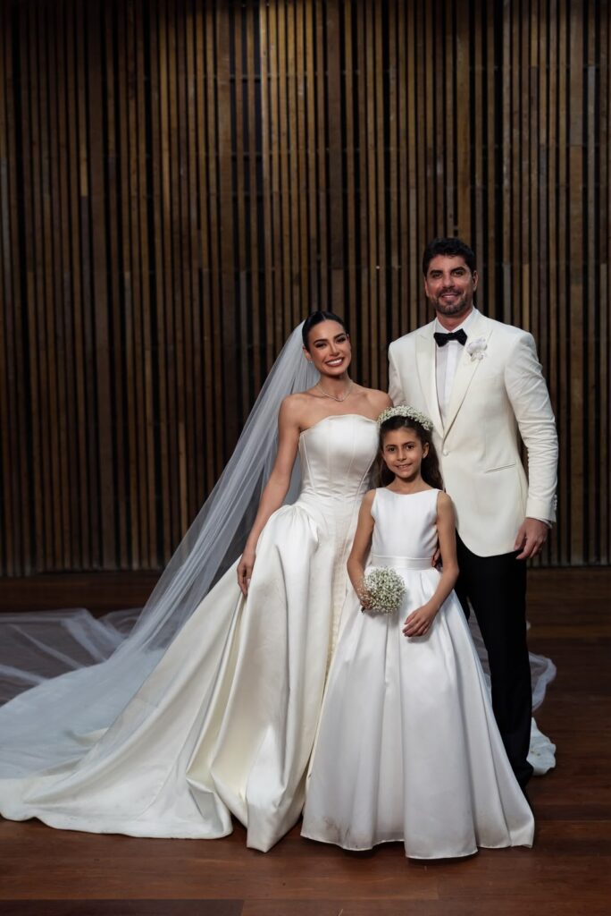 Isabella, filha de Victor Oliveira e enteada de Julia Gama, foi responsável por levar as alianças durante a cerimônia.