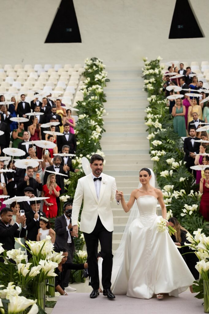 Julia Gama chegou ao altar acompanhada do pai e usando vestido exclusivo criado pela estilista Julia Pak.