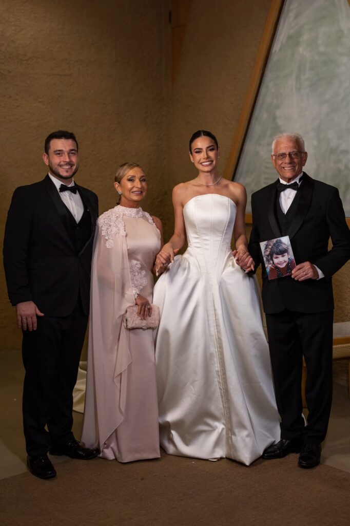A festa de casamento de Julia Gama e Victor Oliveira teve brinde com Dom Pérignon Luminous, valsa e fogos de artifício.