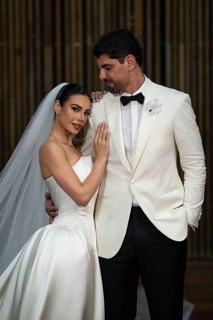 Victor Oliveira escolheu smoking de alfaiataria autoral da Ricardo Almeida e abotoaduras com 240 diamantes para o casamento.