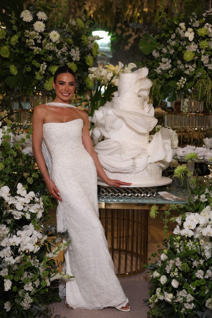 Para o casamento, Julia Gama usou vestido com cauda de três metros e véu de cinco metros, desenvolvido especialmente por Julia Pak.