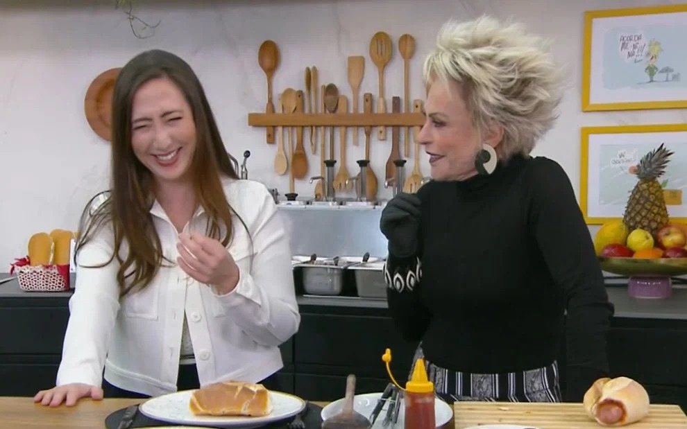 Ana e Ju com o lanche de 22 centímetros apresentado no programa