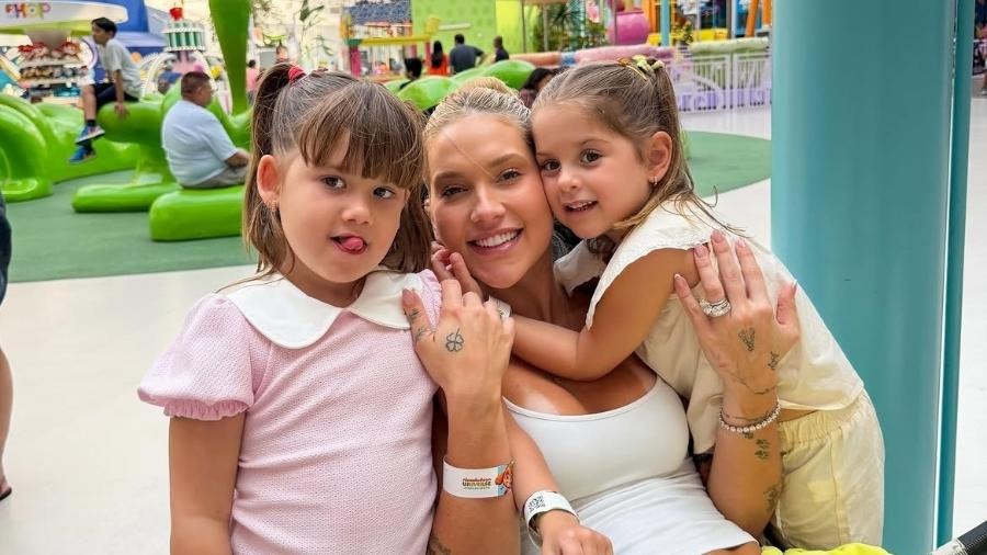 Virginia Fonseca com as filhas Maria Alice e Maria Flor