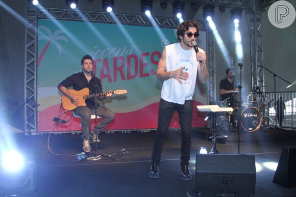 Fiuk durante apresentação musical