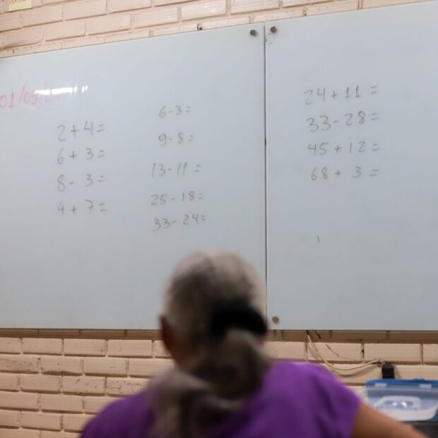 adultos buscam se alfabetizar depois de trabalho