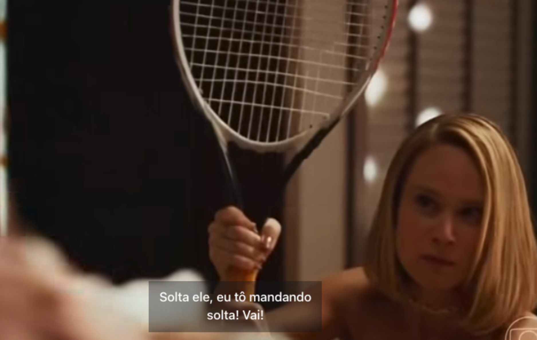 Dora, personagem de Mariana Ximenes, surpreendeu ao pegar uma raquete para impedir que Ademir continuasse avançando contra André em Quem Ama Cuida.