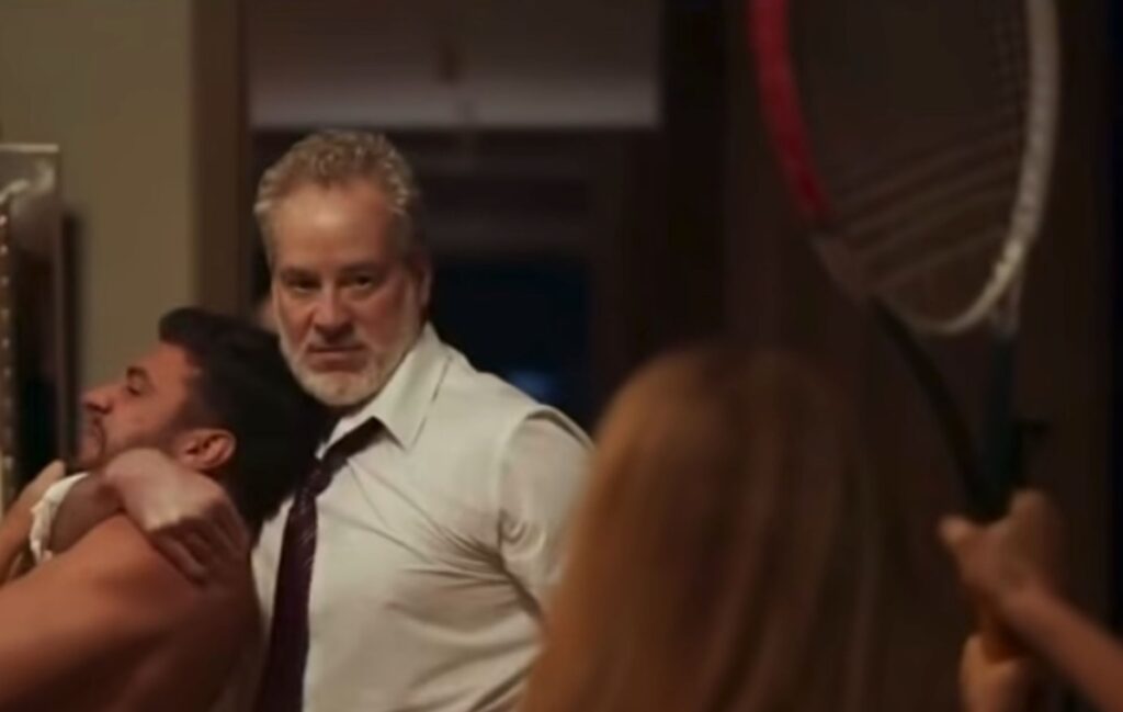 A cena com Dan Stulbach chamou atenção pela referência a Mulheres Apaixonadas, novela em que seu personagem Marcos usava uma raquete nas agressões contra Raquel.