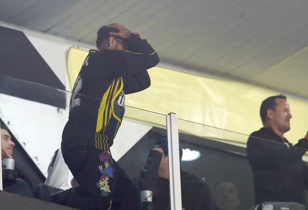 O atacante reage a provocações durante a vitória santista
