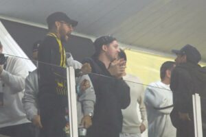 Neymar acompanha Santos x Atlético-MG em camarote da Vila Belmiro