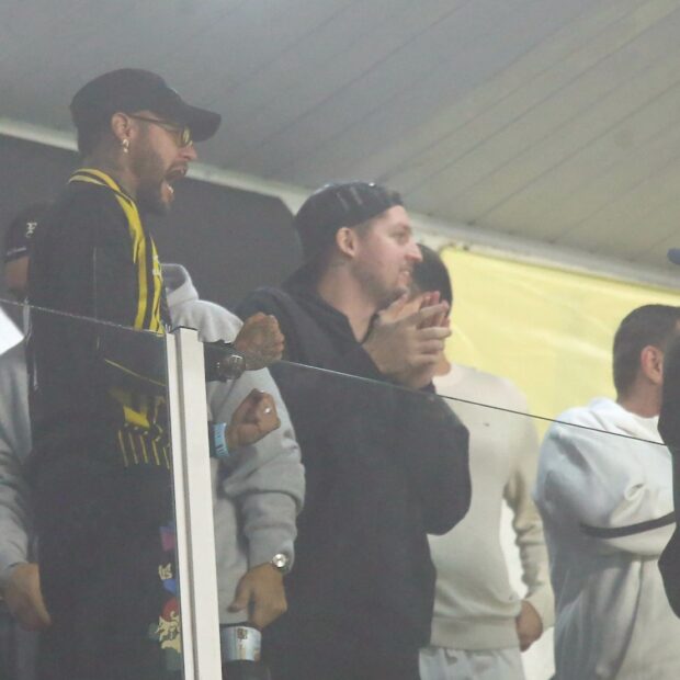 Neymar acompanha Santos x Atlético-MG em camarote da Vila Belmiro
