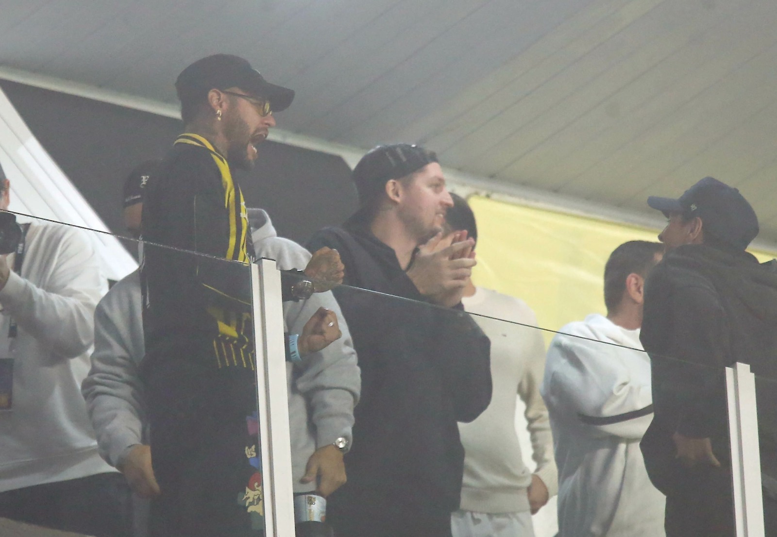 Neymar acompanha Santos x Atlético-MG em camarote da Vila Belmiro