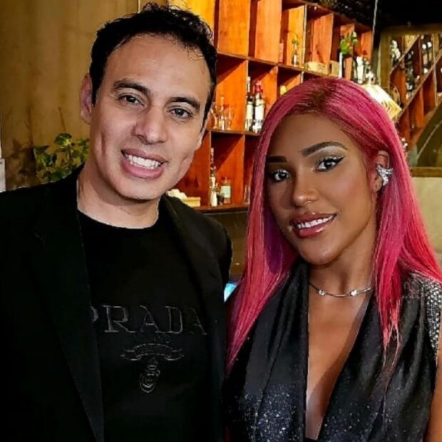 Carol Lekker e Tacito Cury no registro divulgado após o jantar em São Paulo