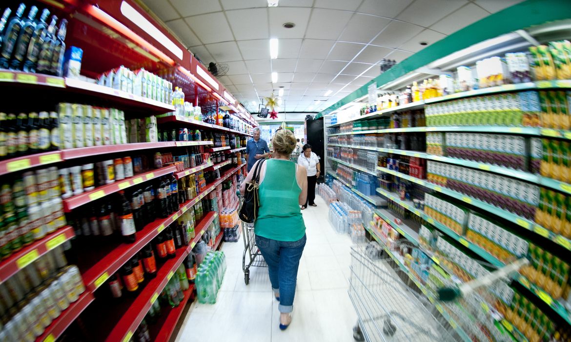 Basic food basket costs fell in 25 Brazilian capitals in August