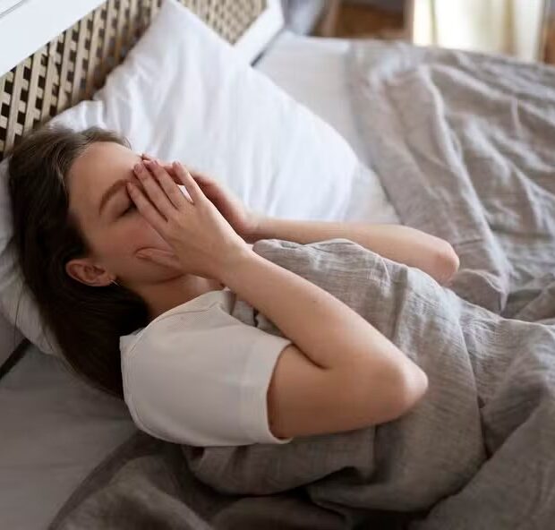 mulher ansiosa de alto angulo deitada na cama