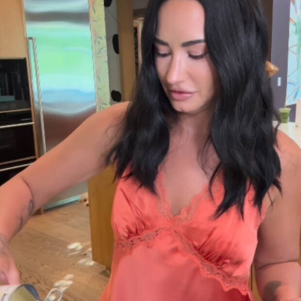 Demi Lovato ensina receita de doce brasileiro