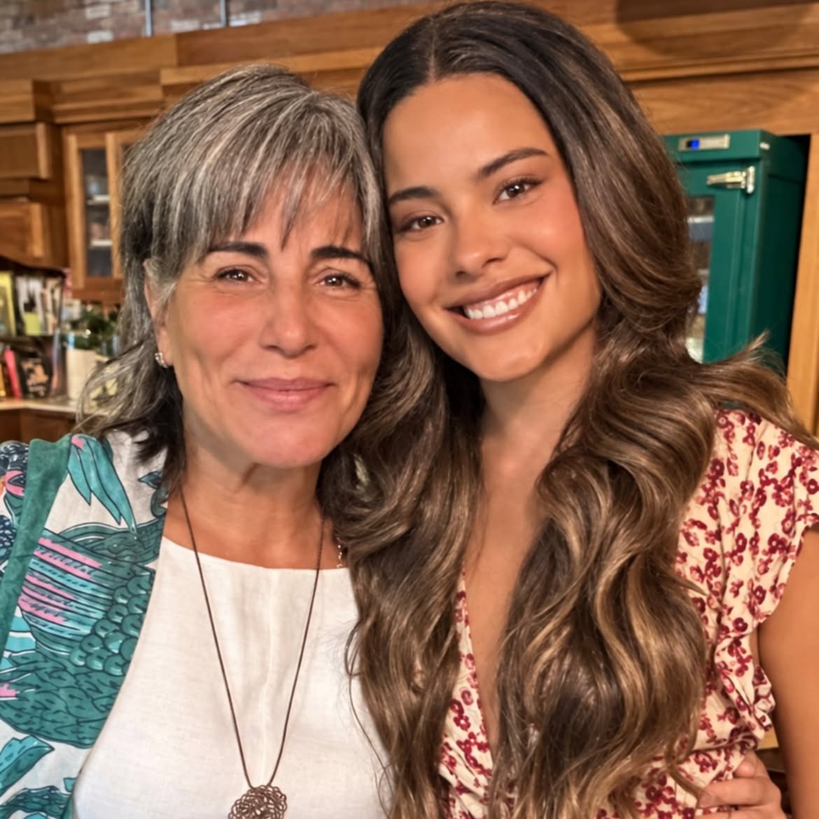 Bella Campos e Glória Pires, intérpretes de Maria de Fátima em diferentes versões de Vale Tudo, se encontraram durante festival em Miami - Divulgação