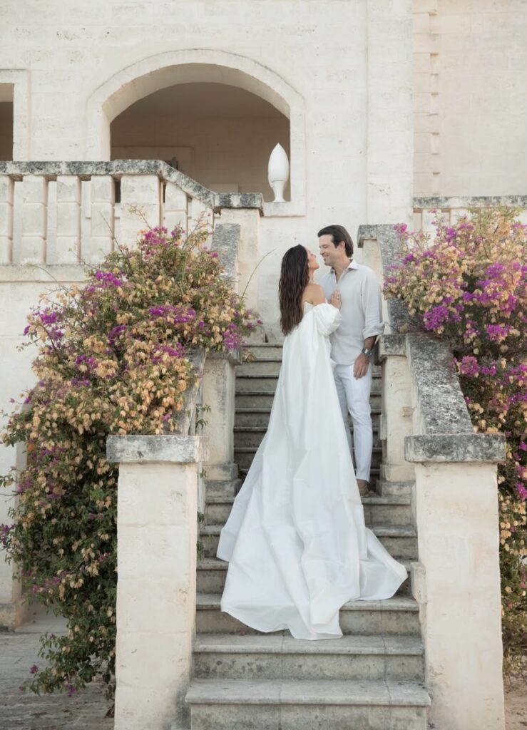 Sarah Mattar e Marcelo Fonseca voltaram ao Borgo Egnazia, na Puglia, onde ficaram noivos, para celebrar o casamento durante quatro dias.