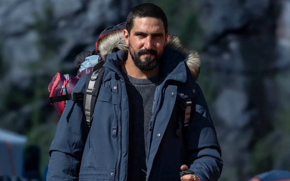 Considerado morto pela família, Heitor reaparece após anos peregrinando pelo mundo e chega em meio ao mistério envolvendo o assassinato de Arthur.