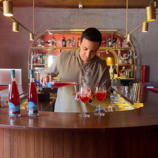 Augusto Swaiger, bartender com passagem pelo Bacardí Legacy, lança a Fidelio, coquetel pronto criado a partir de vinho rosé, notas florais e frutas vermelhas - Divulgação