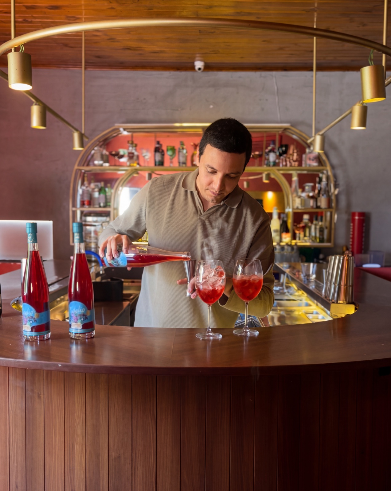 Augusto Swaiger, bartender com passagem pelo Bacardí Legacy, lança a Fidelio, coquetel pronto criado a partir de vinho rosé, notas florais e frutas vermelhas - Divulgação