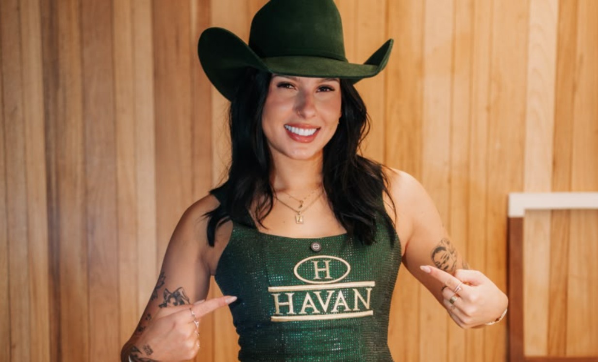 Ana Castela vai receber 20 superfãs no camarim durante o Natal Luz Havan, em Brusque, no dia 7 de novembro.