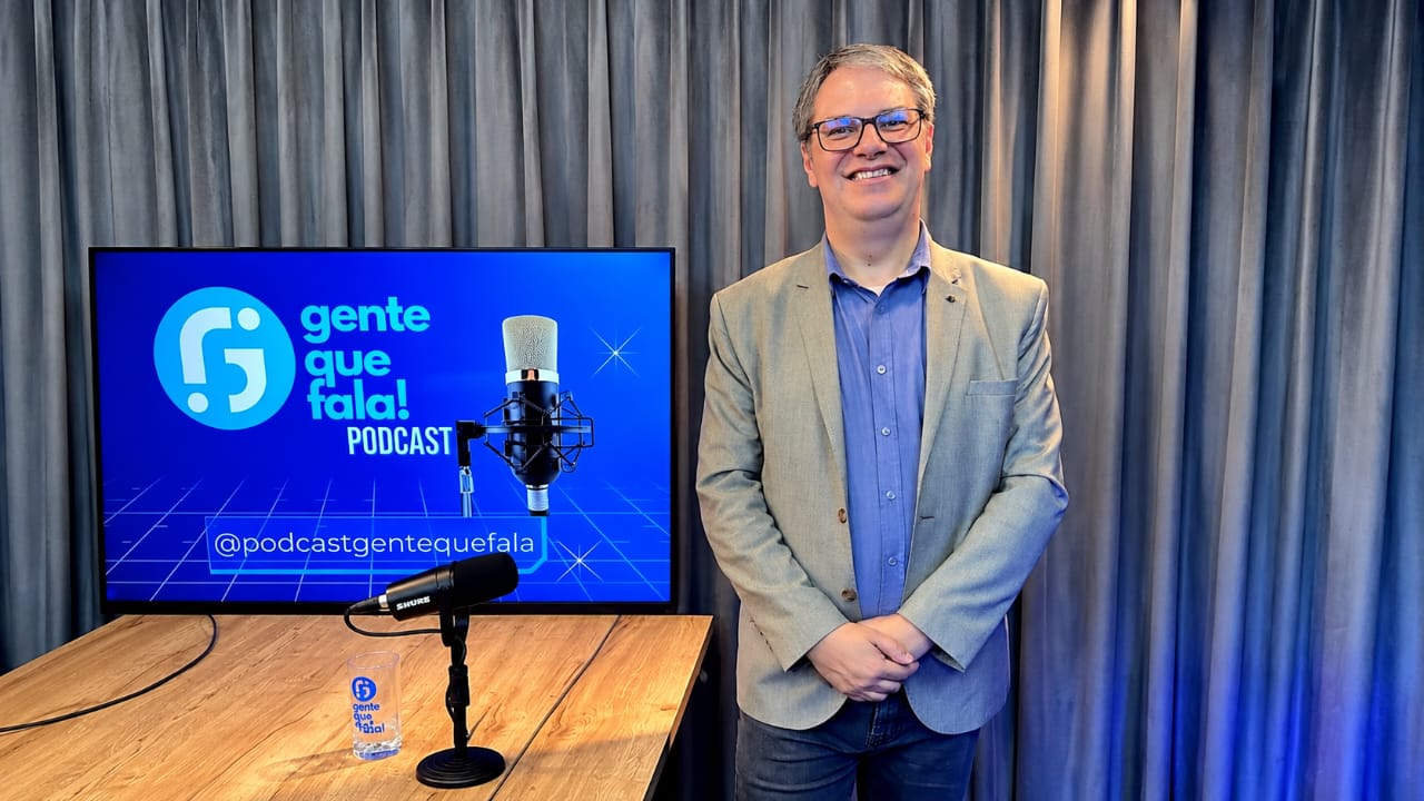 No podcast Gente Que Fala, o empresário Claudio Gonçalves, fundador do Espaço da Audição, revela sua trajetória e gestão na saúde auditiva do Brasil.