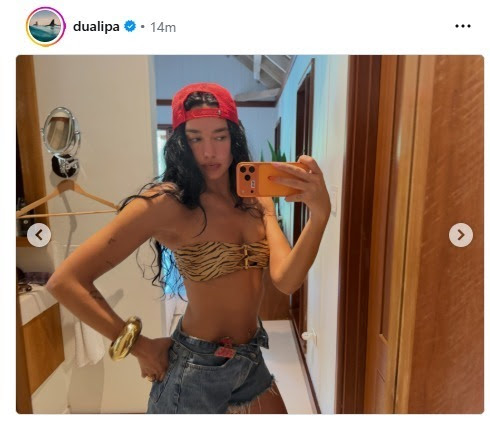 Dua Lipa apareceu usando o Top Bandeau Megan Savage, peça da colaboração entre a brasileira ViX e Rosie Huntington-Whiteley.