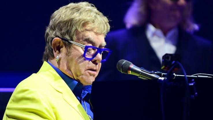 Elton John durante apresentação que repercutiu entre brasileiros em Washington