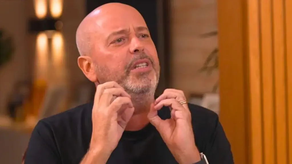 Maju Coutinho abraçou Alex Escobar ao vivo após o jornalista falar sobre a doença e os planos para retornar gradualmente ao trabalho - TV Globo