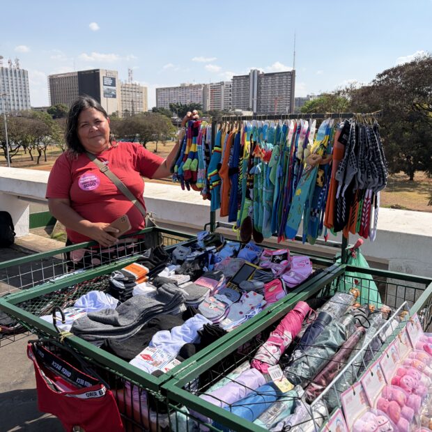 claudiane é ambulante de rua há mais de 15 anos e vende peças de roupa ao lado da rodoviária do plano piloto foto por thamires pinheiro