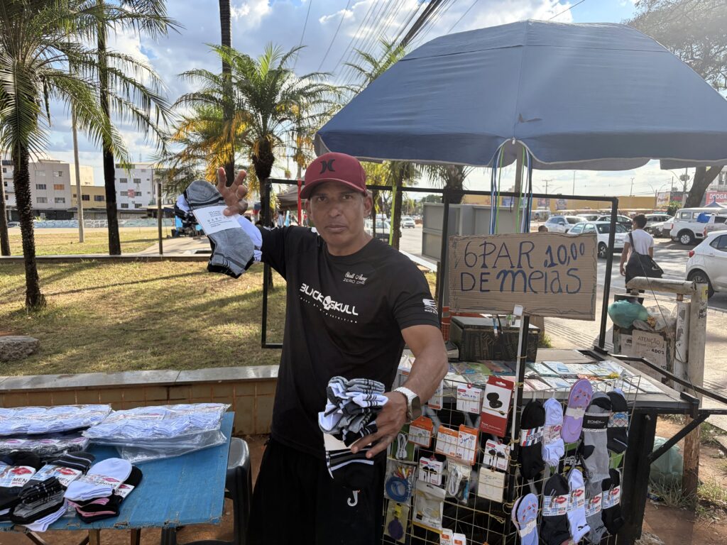 miguel figueiredo é ambulante há 14 anos e vende acessórios para celulares em ceilândia foto por thamires pinheiro