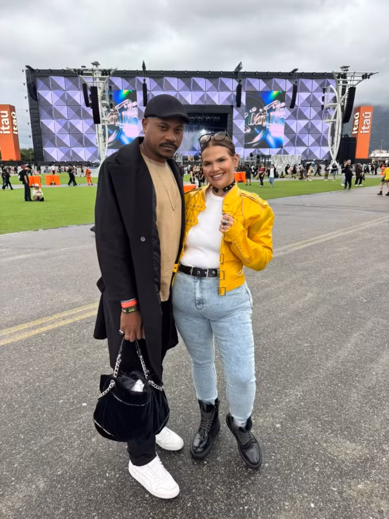 Thais Carla apareceu de mãos dadas com Fabrício Camargo e usando um anel de compromisso durante o Rock in Rio - Reprodução Instagram