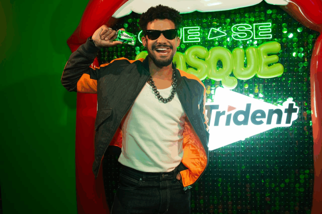 Lucas Leto entrou no clima street com jaqueta varsity e também marcou presença no espaço da Trident na Cidade do Rock - Créditos: Eduardo Martins / Brazil News