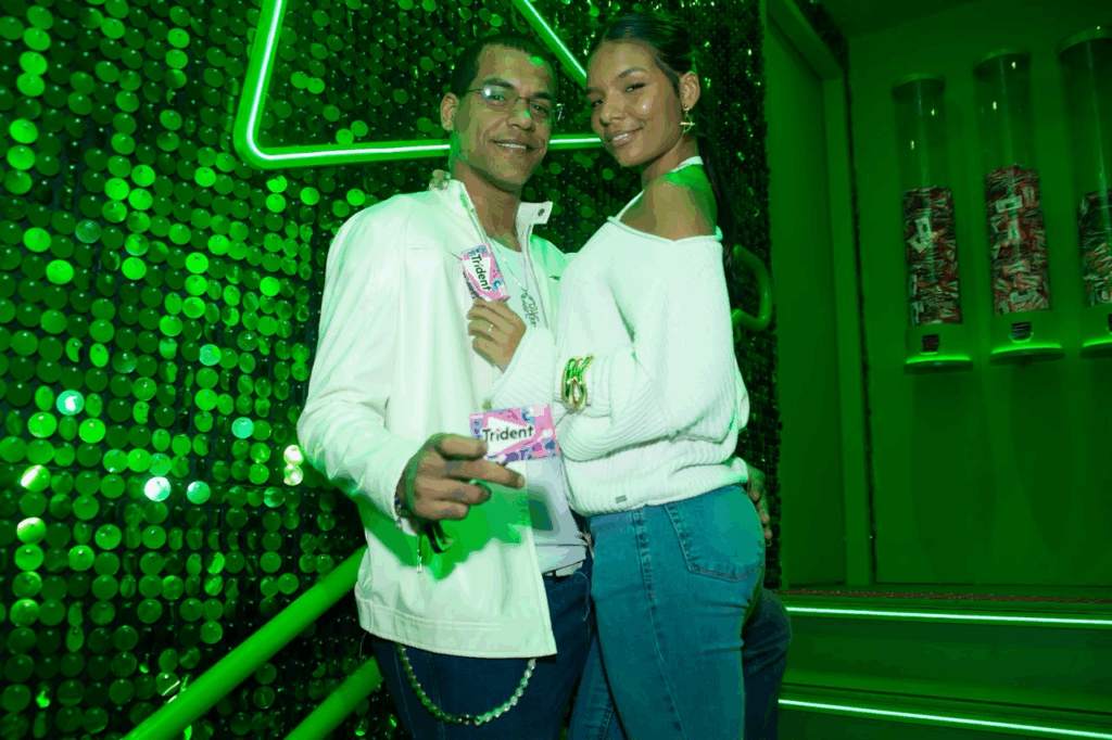 Marcello Melo Jr. e Mell Muzzillo apareceram juntos no espaço da Trident e escolheram produções claras para o festival - Créditos: Eduardo Martins / Brazil News