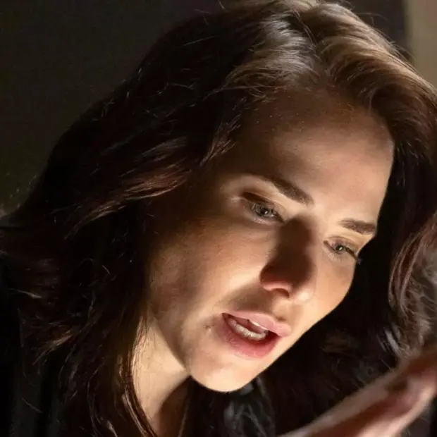 Adriana finalmente terá acesso ao laudo original da perícia sobre a morte de Arthur Brandão em Quem Ama Cuida - TV Globo